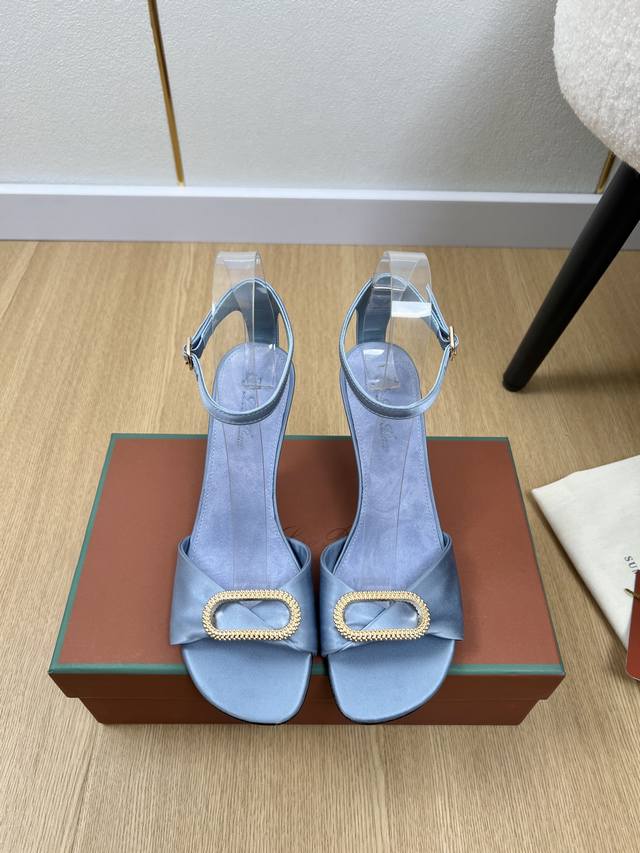 高版本 Loro Piana 2025L P2055春夏新品 专柜最新走秀款坡跟凉鞋系列泰裤辣！妥妥神器一枚 很有型 很轻便，脚感满分夏天真的太需要百搭鞋了，怎