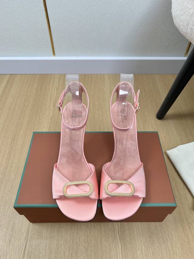 高版本 Loro Piana 2025L P2055春夏新品 专柜最新走秀款坡跟凉鞋系列泰裤辣！妥妥神器一枚 很有型 很轻便，脚感满分夏天真的太需要百搭鞋了，怎