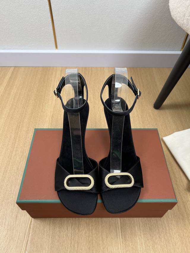 高版本 Loro Piana 2025L P2055春夏新品 专柜最新走秀款坡跟凉鞋系列泰裤辣！妥妥神器一枚 很有型 很轻便，脚感满分夏天真的太需要百搭鞋了，怎