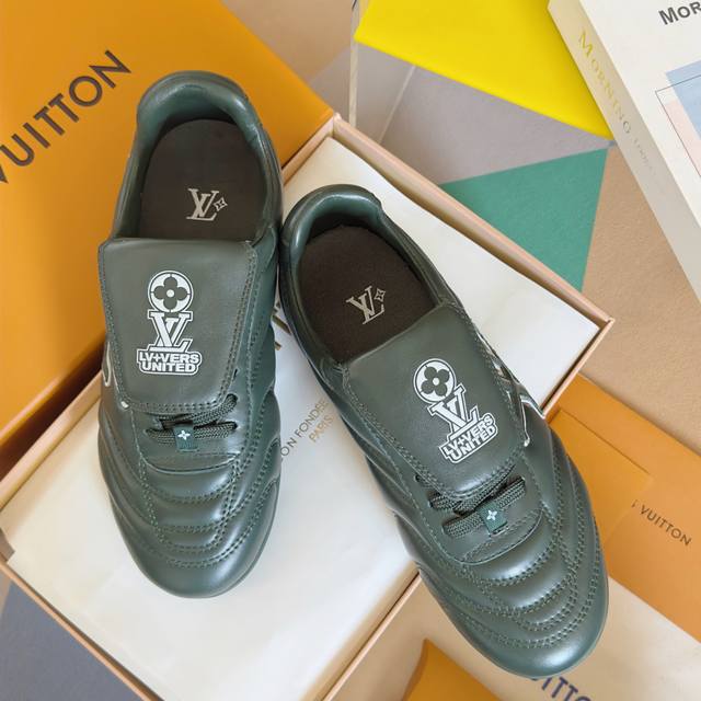 顶级版本：情侣款 LV路易威登L家 驴牌 最新Footprint系列 情侣款 足球运动鞋 休闲 跑鞋原版购入开发 做货 这款 Footprint Soccer
