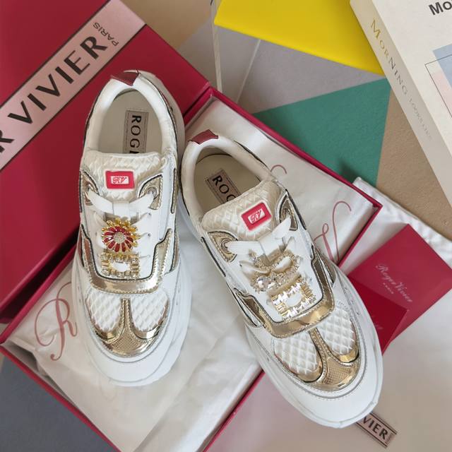 顶级版本：女款 Roger Vivier 最新款 Viv' on the Run系列 钻扣 方扣 金属 厚底 休闲 运动鞋 原版购入开发 做货 这款Viv' o