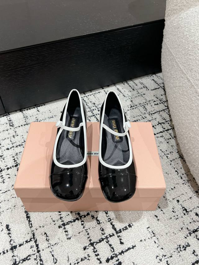 Miu Miu 缪缪 25 早春新品 专柜主打最新走秀款 珍珠扣复古玛丽珍粗跟单鞋火爆上新！ 缪家高货 顶级工艺打造精品质感 无敌舒适 绝对是一见钟情款！时尚百