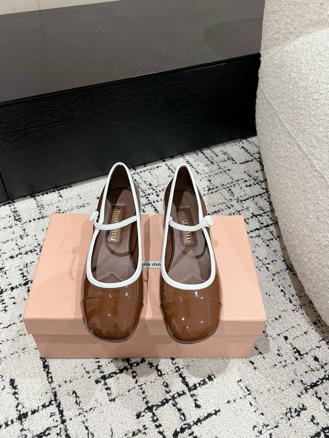 Miu Miu 缪缪 25 早春新品 专柜主打最新走秀款 珍珠扣复古玛丽珍粗跟单鞋火爆上新！ 缪家高货 顶级工艺打造精品质感 无敌舒适 绝对是一见钟情款！时尚百