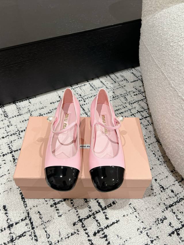 Miu Miu 缪缪 25 早春新品 专柜主打最新走秀款 珍珠扣复古玛丽珍粗跟单鞋火爆上新！ 缪家高货 顶级工艺打造精品质感 无敌舒适 绝对是一见钟情款！时尚百