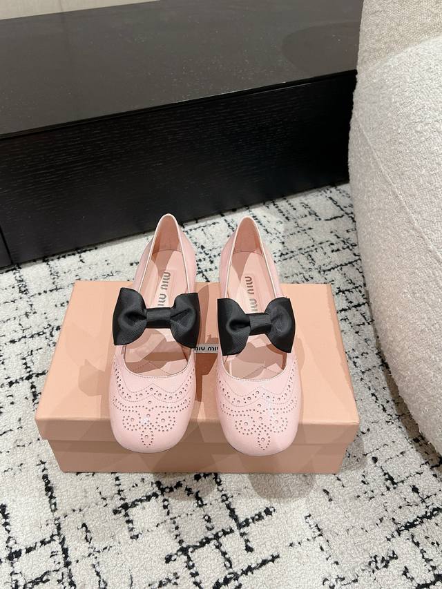 Miu Miu 缪缪 25 早春新品 专柜主打最新走秀款 蝴蝶结复古玛丽珍粗跟单鞋火爆上新！ 缪家高货 顶级工艺打造精品质感 无敌舒适 绝对是一见钟情款！时尚百