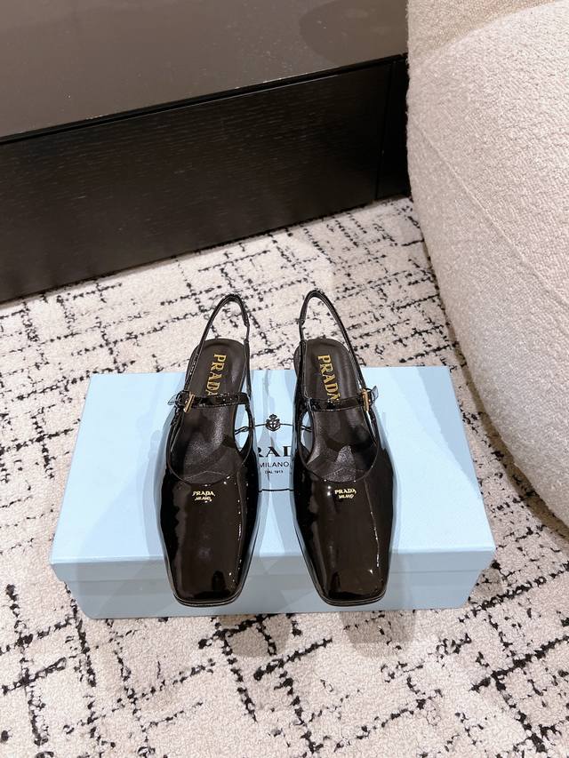 Prada 普拉达 25ss早春新款 绝美方头平底玛丽珍鞋时尚界久违的极简之美 经典时尚配色 毫不费力的优雅风来袭 时髦 精致 绝美 方头开边珠外穿时尚气质简约