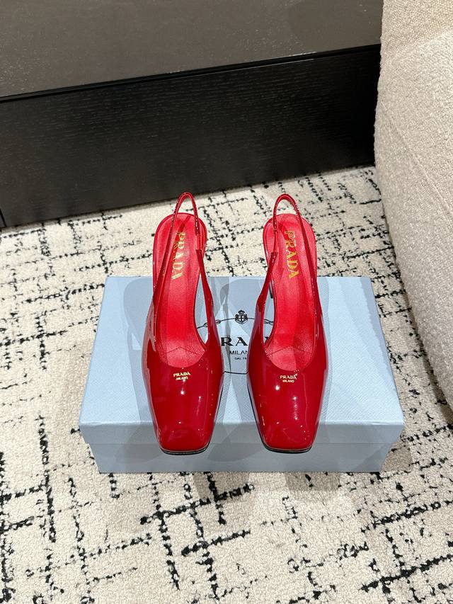 PRADA 普拉达 25 早春新款 玛丽珍凉鞋这款后饰带高跟鞋使用优雅，将简约的造型与漆面皮革的精致风范巧妙融合。丝网印花字母徽标提升摩登设计的格调鞋面：牛漆皮