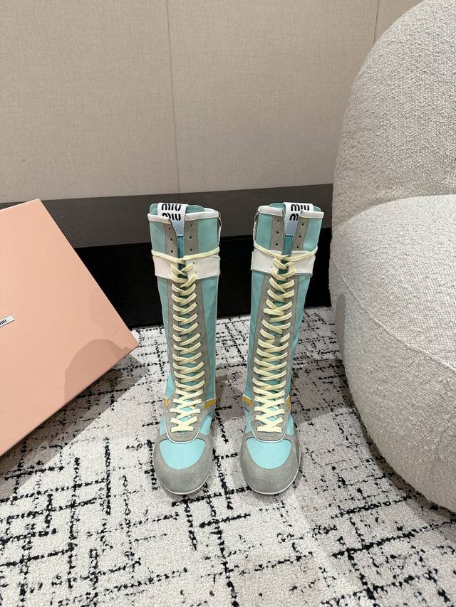 Miu Miu繆繆 25 春夏新款走秀MiuMiu 德训 休闲靴秀场工艺来自Miu Miu系列的细节特写 新季的潮流要素一与此刻挚爱的概念，多元对撞，传达现代风