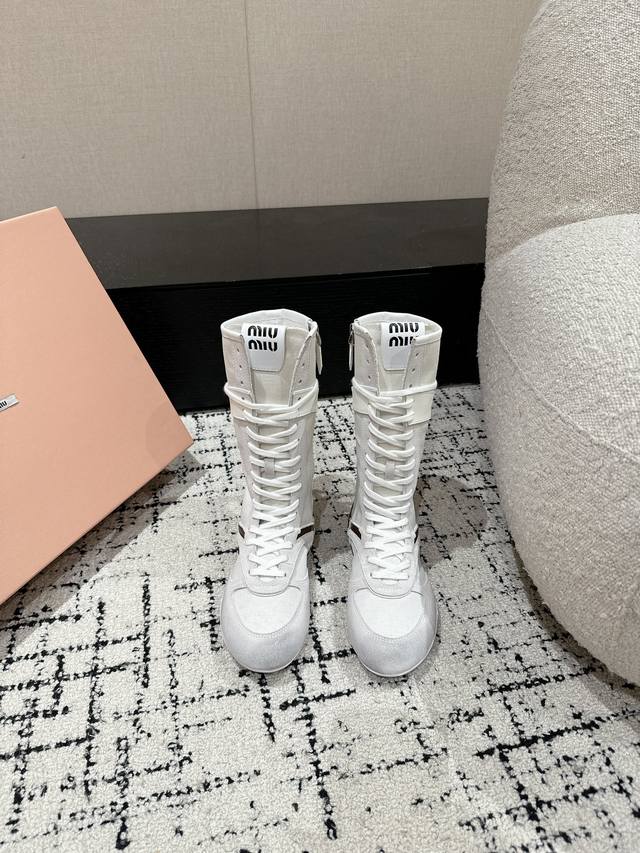 Miu Miu繆繆 25 春夏新款走秀MiuMiu 德训 休闲靴秀场工艺来自Miu Miu系列的细节特写 新季的潮流要素一与此刻挚爱的概念，多元对撞，传达现代风