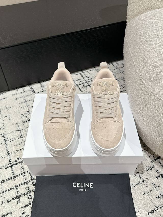 代购级Celine赛琳 25 homme 早秋最新 厚底 面包 休闲鞋随着今年ERL的滑板面包鞋的大火.Celine Homme FW24也即将推出新款面包鞋.