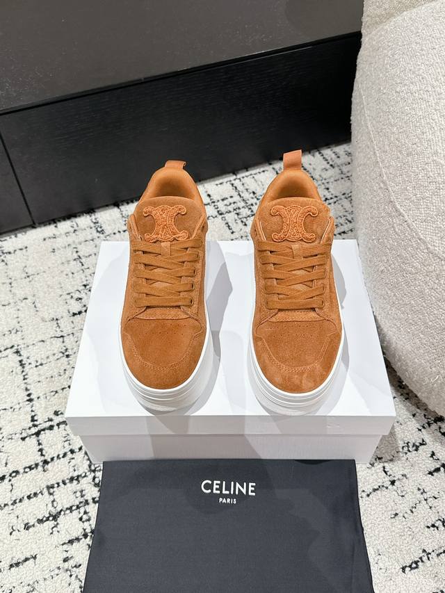 代购级Celine赛琳 25 homme 早秋最新 厚底 面包 休闲鞋随着今年ERL的滑板面包鞋的大火.Celine Homme FW24也即将推出新款面包鞋.