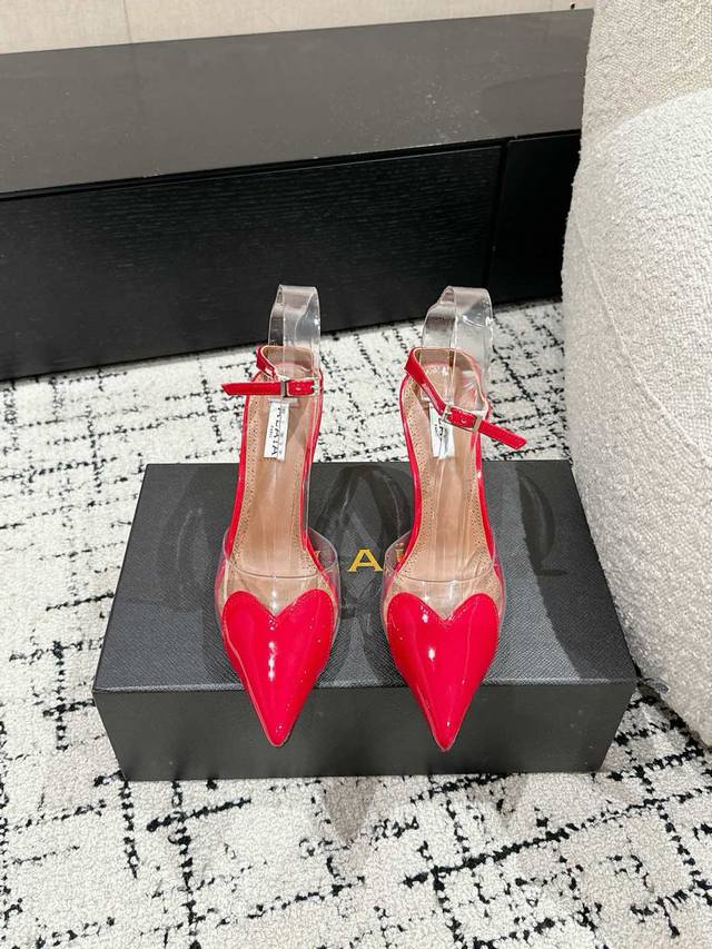ALAIA 阿莱亚 25 春夏 high love 系列高跟鞋心形图案搭配光泽感漆面小牛皮，精致优雅的同时还具有时髦利落，穿上它休闲日常与高级奢华驾驭自如。面料