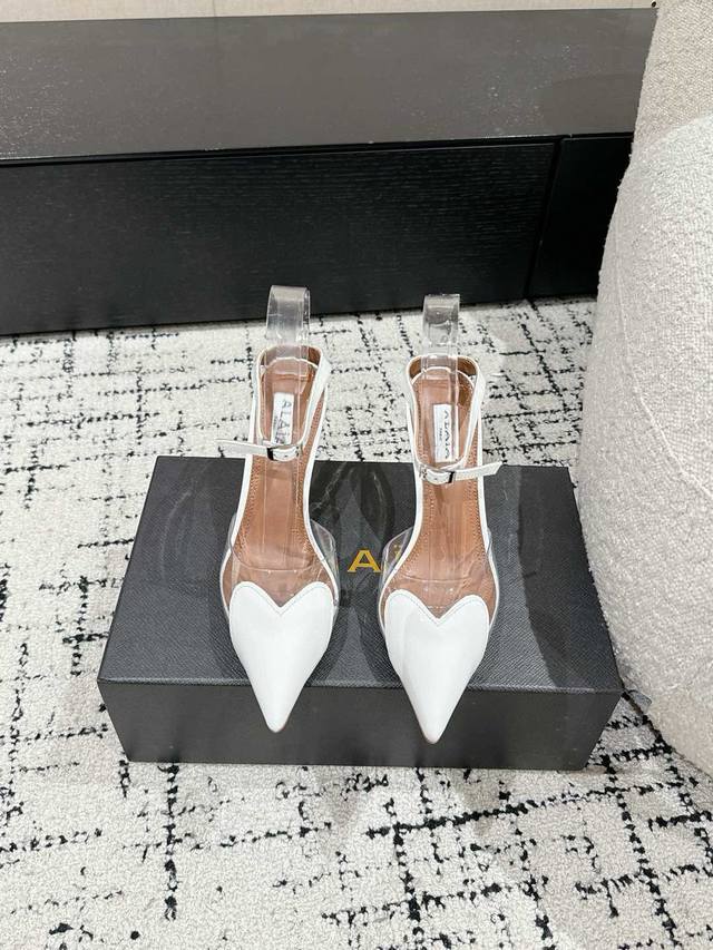 ALAIA 阿莱亚 25 春夏 high love 系列高跟鞋心形图案搭配光泽感漆面小牛皮，精致优雅的同时还具有时髦利落，穿上它休闲日常与高级奢华驾驭自如。面料