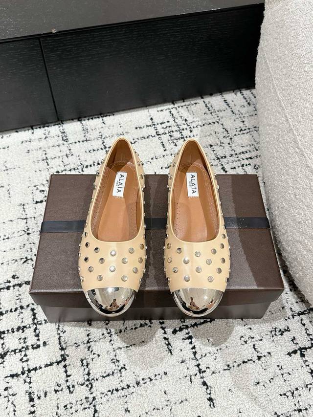 ALAIA 阿莱亚 25 春夏 铆钉金属头单鞋铆钉金属头平底单鞋这一季的鞋履全新视觉体验俏皮铁头搭配铆钉 显得酷酷的真是绝美 鞋柜必备的时尚单品。面料：采用进口