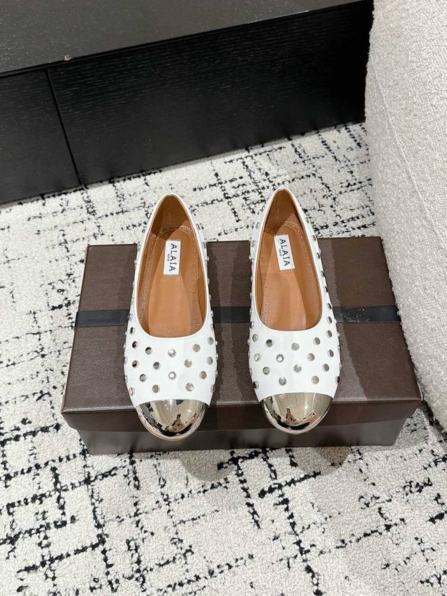 ALAIA 阿莱亚 25 春夏 铆钉金属头单鞋铆钉金属头平底单鞋这一季的鞋履全新视觉体验俏皮铁头搭配铆钉 显得酷酷的真是绝美 鞋柜必备的时尚单品。面料：采用进口