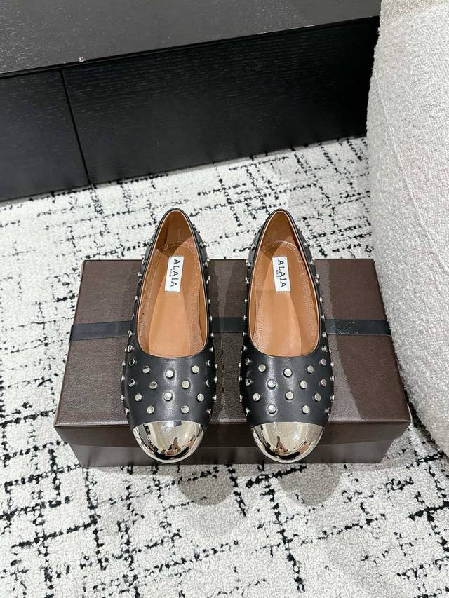 ALAIA 阿莱亚 25 春夏 铆钉金属头单鞋铆钉金属头平底单鞋这一季的鞋履全新视觉体验俏皮铁头搭配铆钉 显得酷酷的真是绝美 鞋柜必备的时尚单品。面料：采用进口