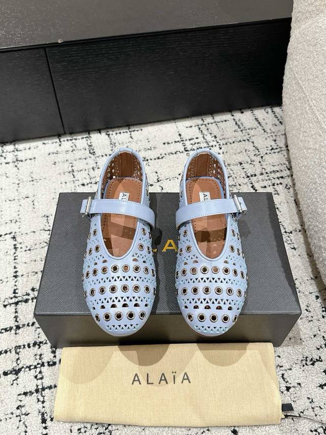 ALAIA 阿莱亚 25 春夏 最新 冲孔钉钉单鞋满满的少女风、既摩登又复古的味道！非常的简约大气 不管是半身裙、连衣裙还是牛仔裤、它都能成为点睛之笔！法国高端