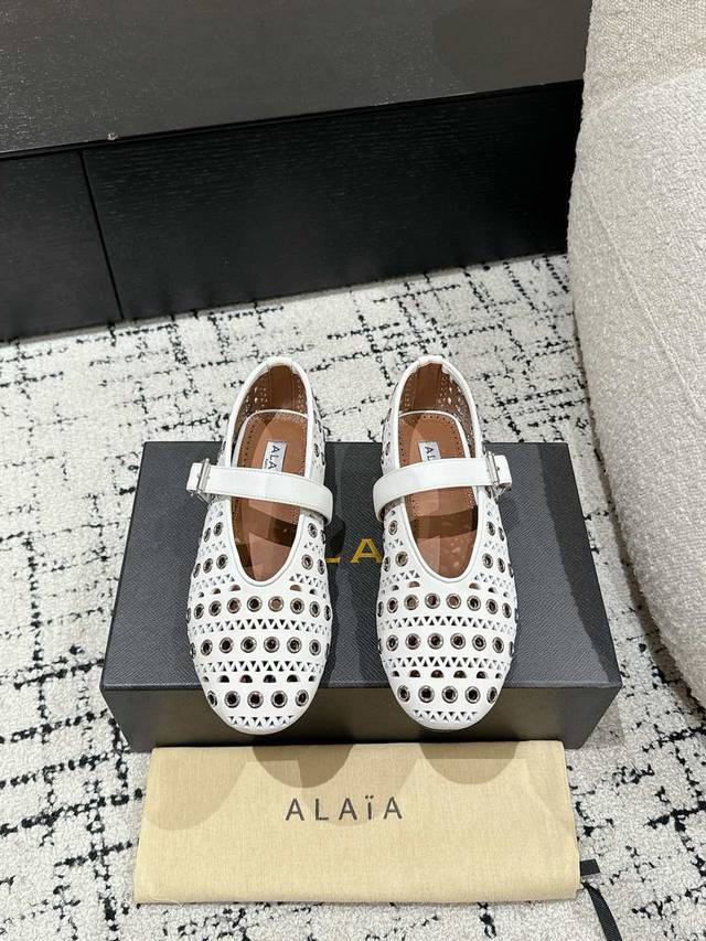 ALAIA 阿莱亚 25 春夏 最新 冲孔钉钉单鞋满满的少女风、既摩登又复古的味道！非常的简约大气 不管是半身裙、连衣裙还是牛仔裤、它都能成为点睛之笔！法国高端