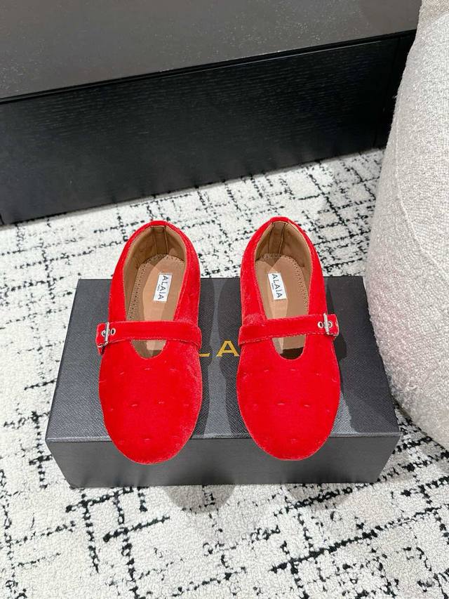 ALAIA 阿莱亚 25 春夏 最新 面包鞋 一见倾心 天鹅绒 高级 经典阿莱娅还有另外性感的一面 配上不同款式，不同风格都能轻松驾驭，无论牛仔裤，西装裤，还是
