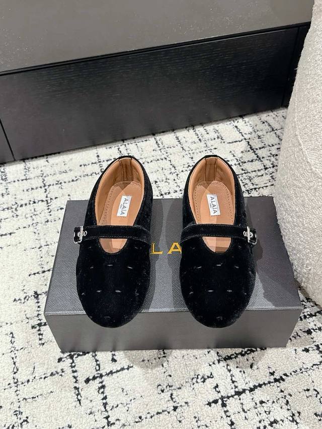 ALAIA 阿莱亚 25 春夏 最新 面包鞋 一见倾心 天鹅绒 高级 经典阿莱娅还有另外性感的一面 配上不同款式，不同风格都能轻松驾驭，无论牛仔裤，西装裤，还是
