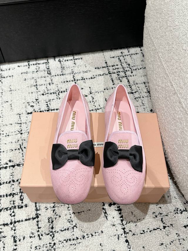 Miu Miu 缪缪 25 早春新品 专柜主打最新走秀款 蝴蝶结复古玛丽珍平底单鞋火爆上新！ 缪家高货 顶级工艺打造精品质感 无敌舒适 绝对是一见钟情款！时尚百