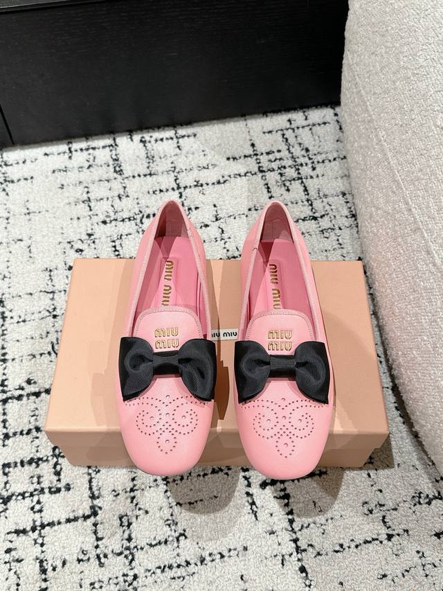 Miu Miu 缪缪 25 早春新品 专柜主打最新走秀款 蝴蝶结复古玛丽珍平底单鞋火爆上新！ 缪家高货 顶级工艺打造精品质感 无敌舒适 绝对是一见钟情款！时尚百