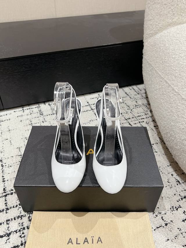 ALAIA 阿莱亚 25 春夏新款圆头一字带高跟鞋人气超高的Alaia 纯手工制作，每一双鞋都好看，美在心尖儿上 这双鞋真的可以算是任何一套穿搭上的点睛之笔，优