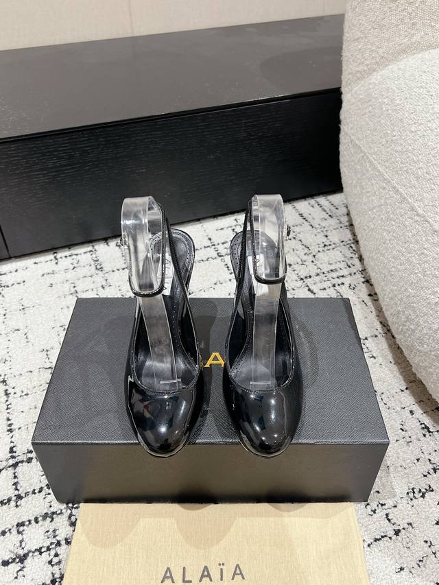 ALAIA 阿莱亚 25 春夏新款圆头一字带高跟鞋人气超高的Alaia 纯手工制作，每一双鞋都好看，美在心尖儿上 这双鞋真的可以算是任何一套穿搭上的点睛之笔，优