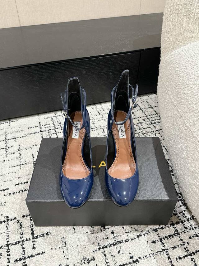 ALAIA 阿莱亚 25 春夏新款圆头高跟鞋人气超高的Alaia 纯手工制作，每一双鞋都好看，美在心尖儿上 这双鞋真的可以算是任何一套穿搭上的点睛之笔，优雅高级