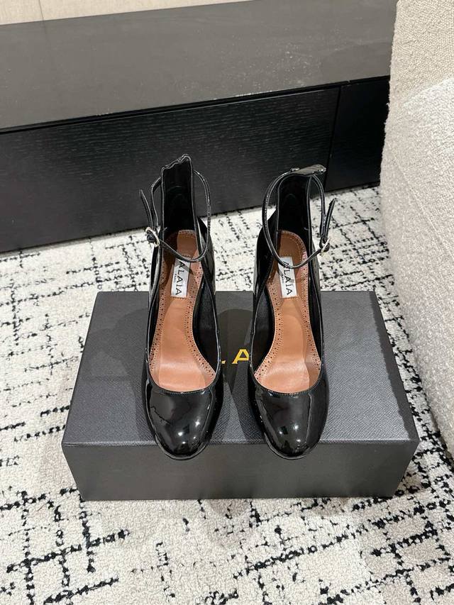 ALAIA 阿莱亚 25 春夏新款圆头高跟鞋人气超高的Alaia 纯手工制作，每一双鞋都好看，美在心尖儿上 这双鞋真的可以算是任何一套穿搭上的点睛之笔，优雅高级