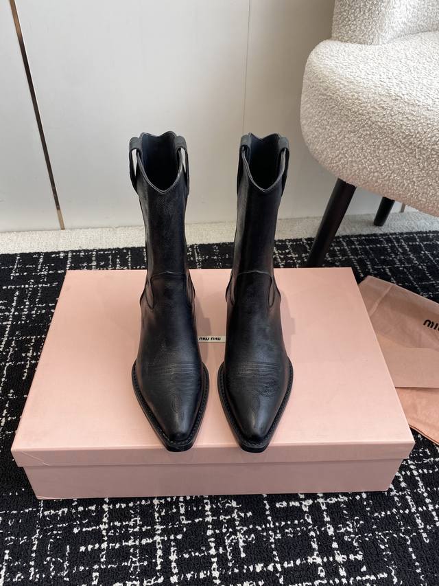代购级 MiuMiu 25新款 new arrival 缪缪秀款 四季靴 复古经典牛仔机车靴造型 代购级别断货王爆款 造型松弛感限量走秀款一双封神复古做旧拉丝工