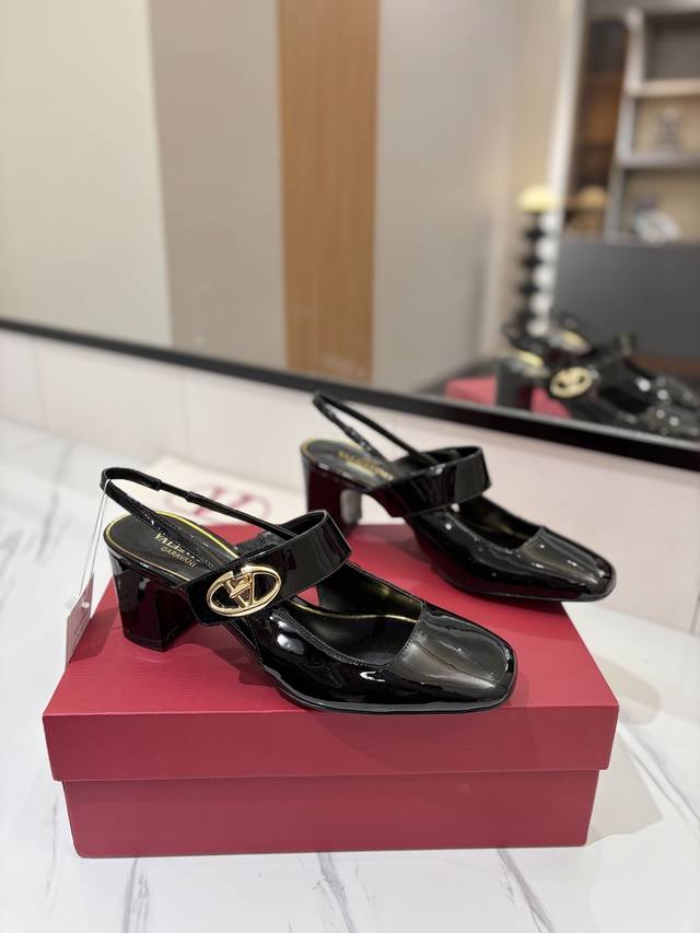 出厂价： VALENTINO华伦天奴 最火爆新品玛丽珍融入粗跟设计简约舒适之余，拉长腿部线条，饰品以金色VLogo旋钮，演绎出时髦新高度完美复刻鞋面：软皱漆皮，