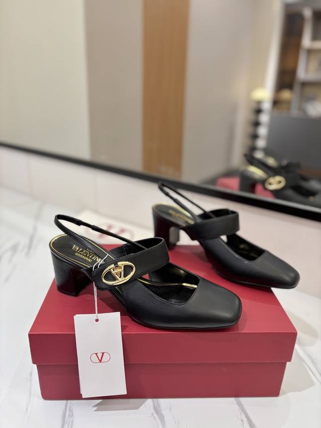 出厂价： VALENTINO华伦天奴 最火爆新品玛丽珍融入粗跟设计简约舒适之余，拉长腿部线条，饰品以金色VLogo旋钮，演绎出时髦新高度完美复刻鞋面：软皱漆皮，