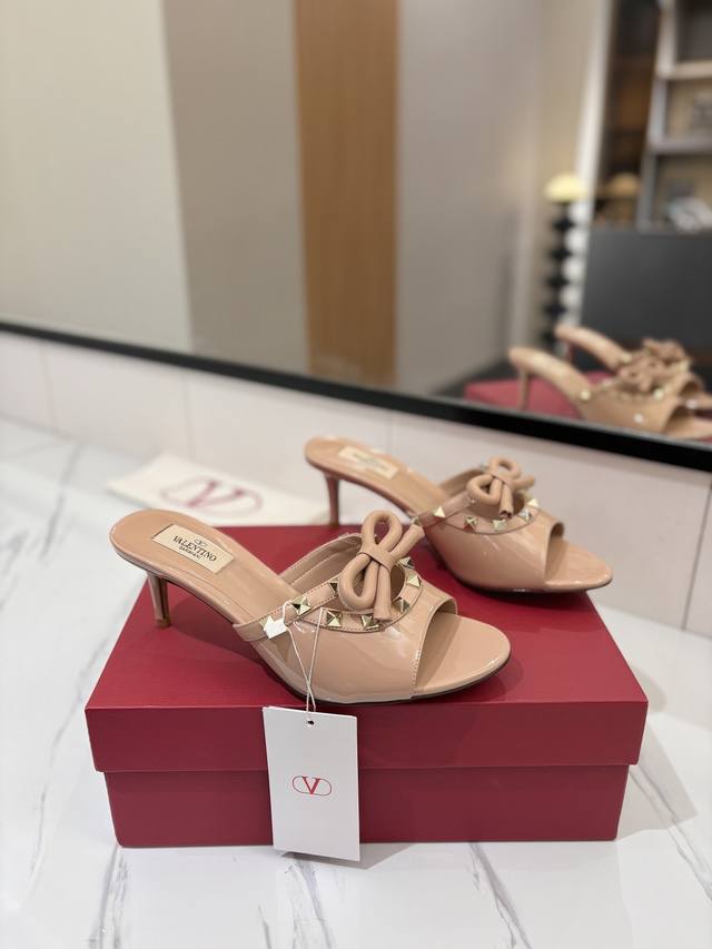 出厂价： VALENTINO 华伦ROCKSTUD铆钉蝴蝶结高跟凉鞋，又一完美的设计尤其是蝴蝶结完全1：1完美复刻 皮蝴蝶结 也是点睛之笔，上脚尽显优雅气质♀♀