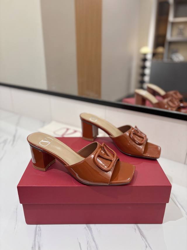 出厂价： VALENTINO华伦天奴 最火爆新品粗跟6.0V扣拖鞋最新logo饰扣 简单百搭款简直是夏天时髦巅峰原版复刻鞋面：漆皮，亚皮大底：意大利真皮大底跟高