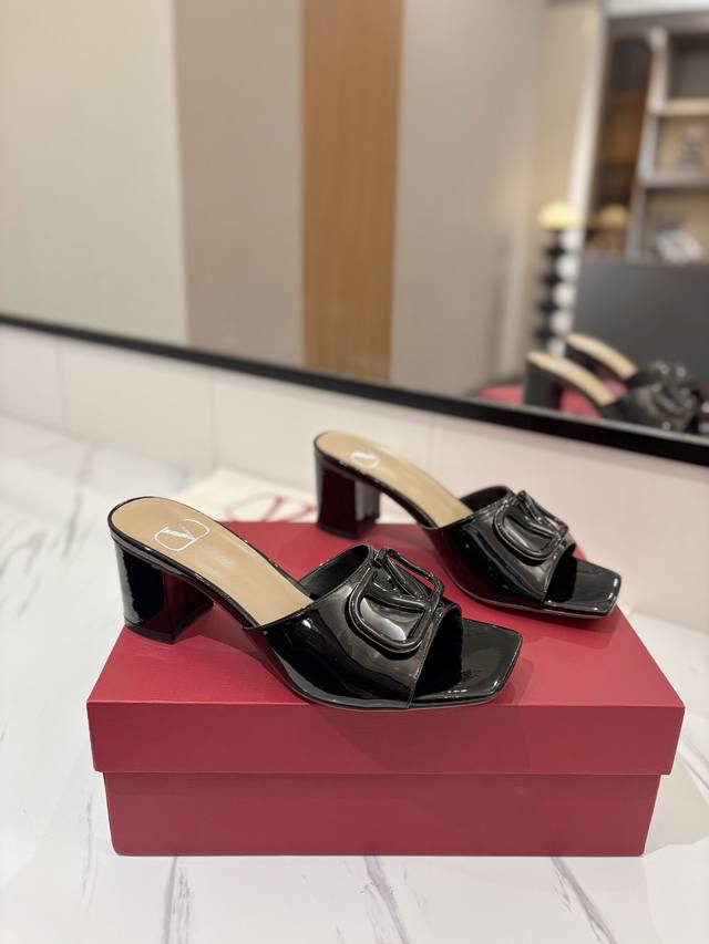 出厂价： VALENTINO华伦天奴 最火爆新品粗跟6.0V扣拖鞋最新logo饰扣 简单百搭款简直是夏天时髦巅峰原版复刻鞋面：漆皮，亚皮大底：意大利真皮大底跟高