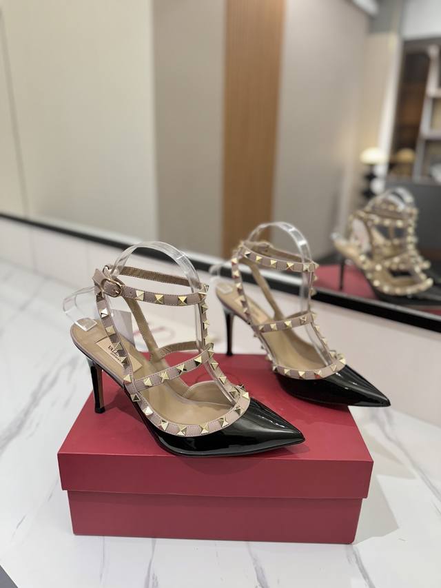 出厂价： Valentino 华伦天奴铆钉 VT经典环绕踝脚带铆钉凉鞋，历久弥新深入人心永不过时的必备单品顶级复刻！侧身弧线完美，原版开模定制不生锈铆钉 特别有
