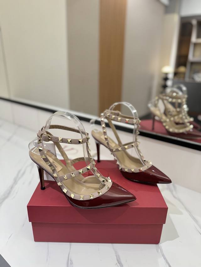 出厂价： Valentino 华伦天奴铆钉 VT经典环绕踝脚带铆钉凉鞋，历久弥新深入人心永不过时的必备单品顶级复刻！侧身弧线完美，原版开模定制不生锈铆钉 特别有