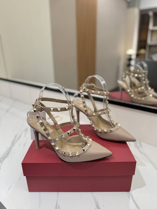 出厂价： Valentino 华伦天奴铆钉 VT经典环绕踝脚带铆钉凉鞋，历久弥新深入人心永不过时的必备单品顶级复刻！侧身弧线完美，原版开模定制不生锈铆钉 特别有