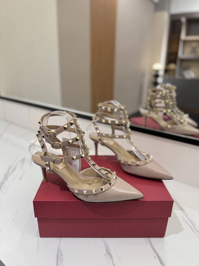 出厂价： Valentino 华伦天奴铆钉 VT经典环绕踝脚带铆钉凉鞋，历久弥新深入人心永不过时的必备单品顶级复刻！侧身弧线完美，原版开模定制不生锈铆钉 特别有