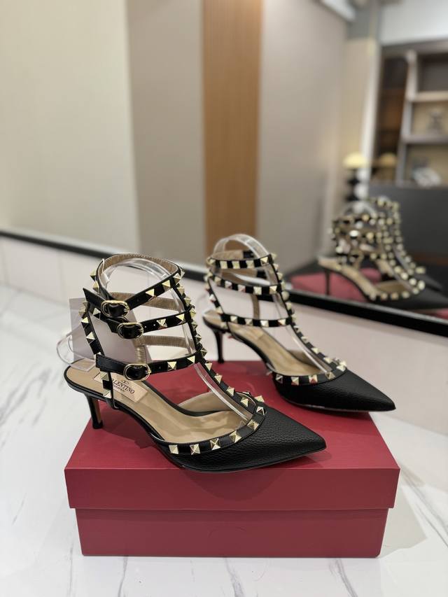 出厂价： Valentino 华伦天奴铆钉 VT经典环绕踝脚带铆钉凉鞋，历久弥新深入人心永不过时的必备单品顶级复刻！侧身弧线完美，原版开模定制不生锈铆钉 特别有