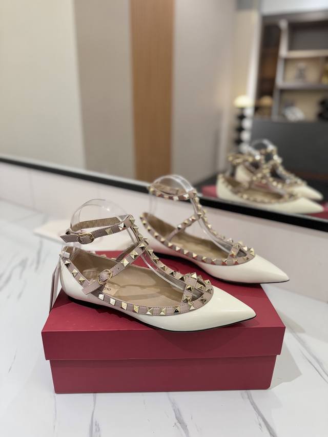 出厂价： Valentino 华伦天奴铆钉 VT经典永不过时尖头平底凉鞋，顶级复刻！侧身弧线完美，原版开模定制不生锈铆钉 特别有质感的五金衬托出满满的高级感，带