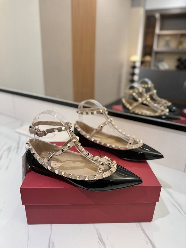 出厂价： Valentino 华伦天奴铆钉 VT经典永不过时尖头平底凉鞋，顶级复刻！侧身弧线完美，原版开模定制不生锈铆钉 特别有质感的五金衬托出满满的高级感，带