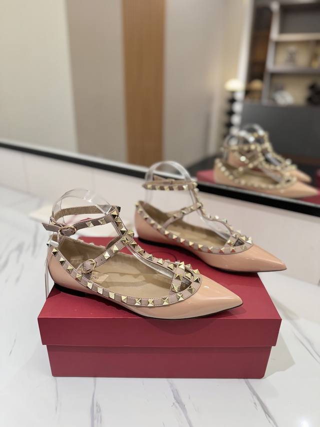 出厂价： Valentino 华伦天奴铆钉 VT经典永不过时尖头平底凉鞋，顶级复刻！侧身弧线完美，原版开模定制不生锈铆钉 特别有质感的五金衬托出满满的高级感，带