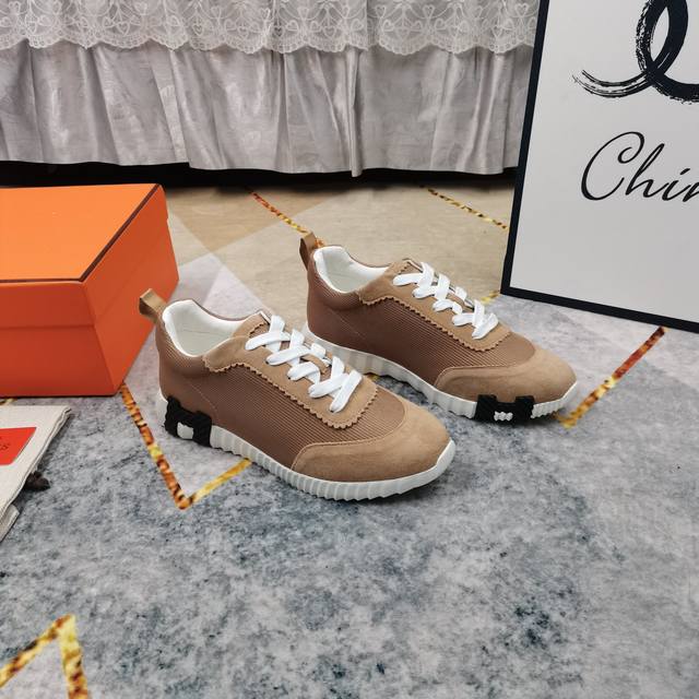 新配色出货 HERMES 低帮休闲鞋厂价：女 男+10高版本 重磅出货面料：进口网布拼接羊京大底：超轻IP材质 踩棉花脚感 跟高： cmSize：女35-41