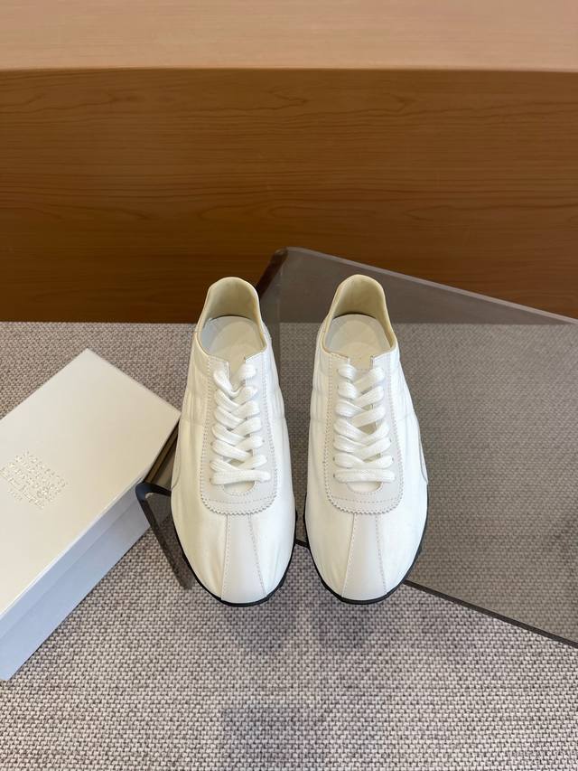 Maison Margiela 25ss 春夏新款 MM6马吉拉 情侣款薄底运动鞋新款Sprinters运动鞋轮廓采用做旧感尼龙与复古处理麂皮制成 灵感来源于复