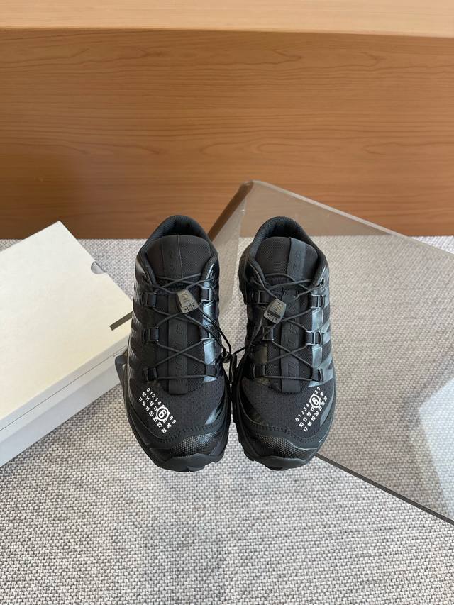 半拖 MM6 X SALOMO N 联名款 休闲鞋这一期的联名款很有特点 特殊的材质和半拖的设计在夏季穿的话也会很透气。这款保留了SALOMON XT-4跑步鞋
