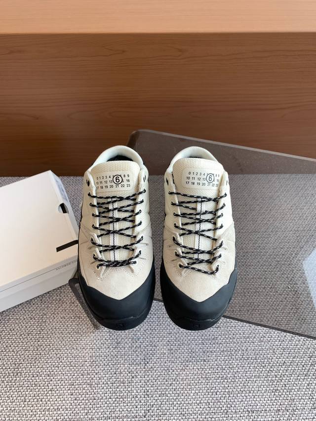 男40半拖 MM6 Maison Margiela&Salomon联名款 休闲运动厚底登山德比鞋 情侣款以两种新颖配色呈现 搭配Salomon专为山地运动所创的