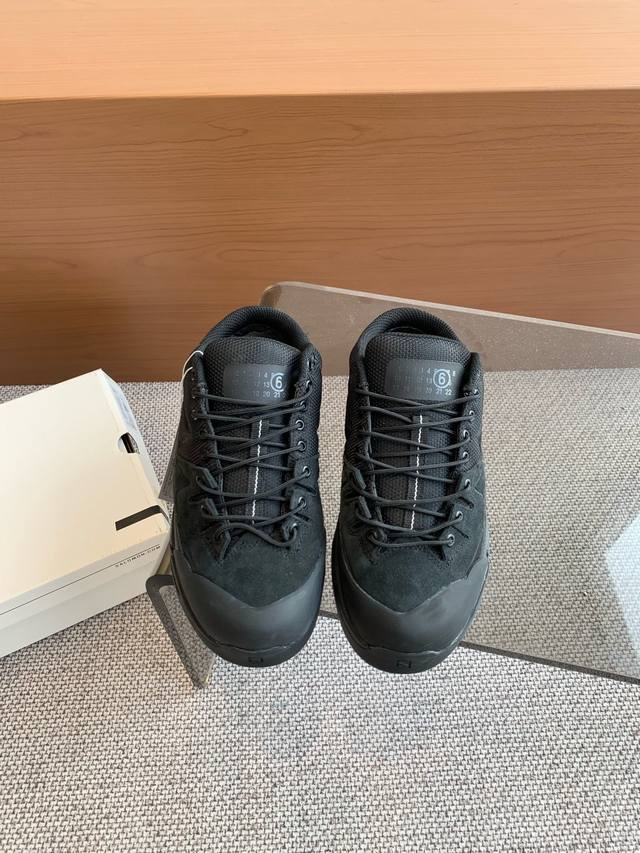 男40半拖 MM6 Maison Margiela&Salomon联名款 休闲运动厚底登山德比鞋 情侣款以两种新颖配色呈现 搭配Salomon专为山地运动所创的