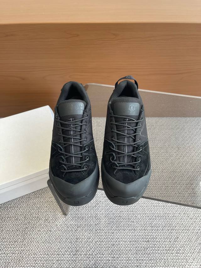 男40 MM6 Maison Margiela&Salomon联名款 休闲运动厚底登山德比鞋 情侣款以两种新颖配色呈现 搭配Salomon专为山地运动所创的3D